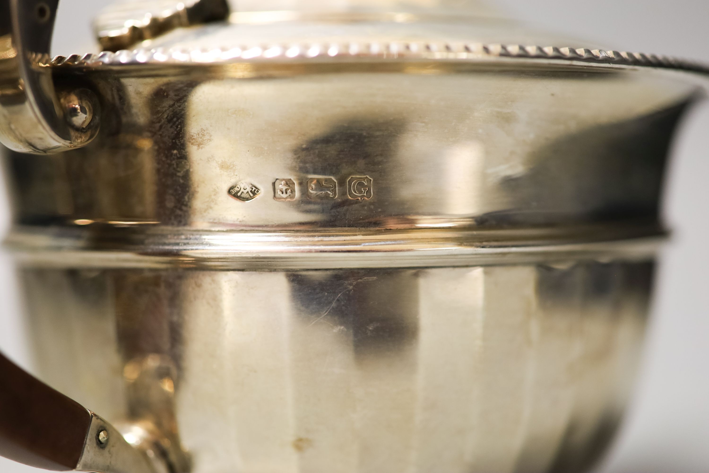 A George V silver circular three piece tea set, Birmingham, 1931/2, gross weight 18.5oz.